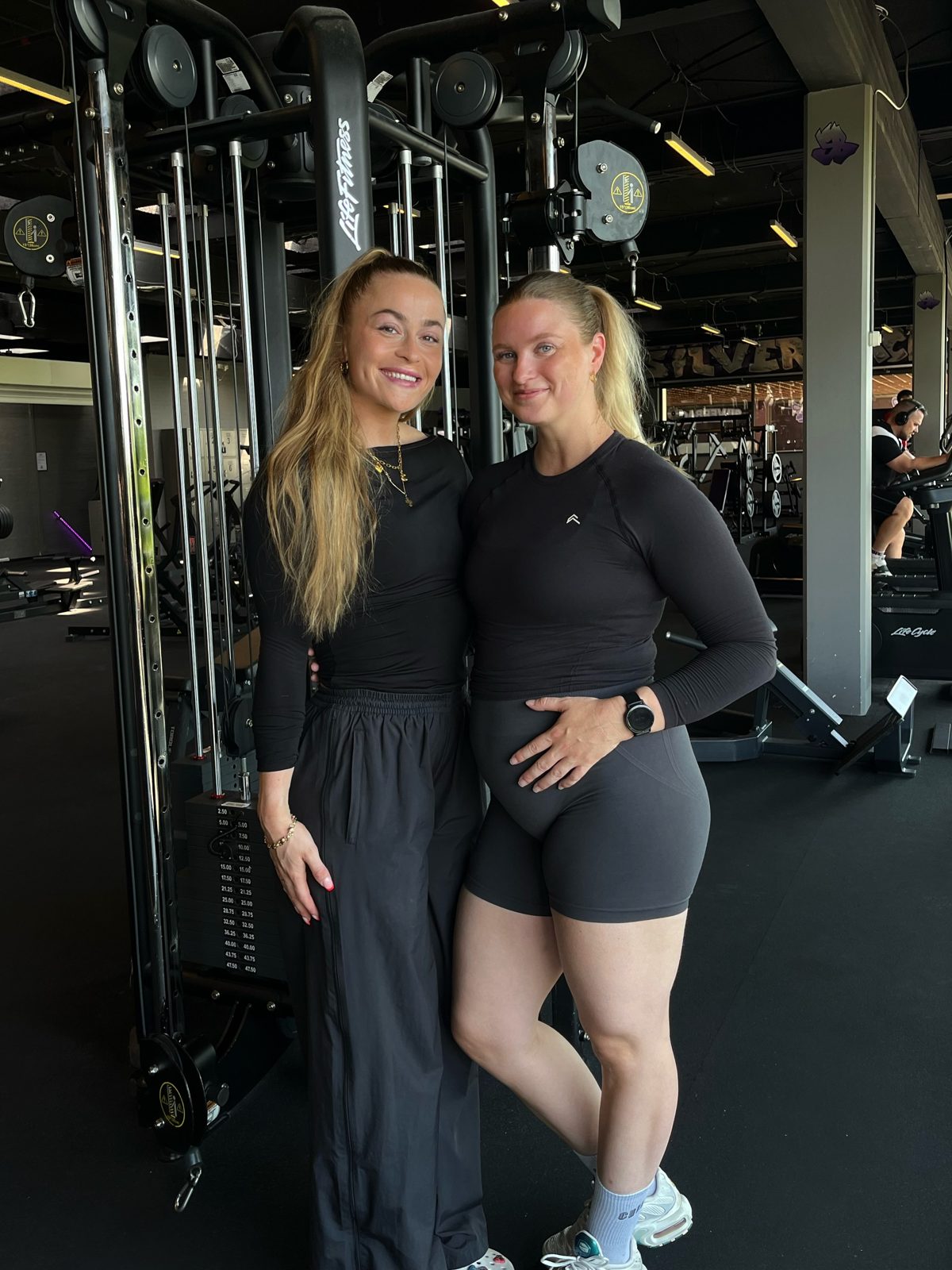 Christina Lasson og Liza, der er gravid, sammen i træningscentret hos Silverback